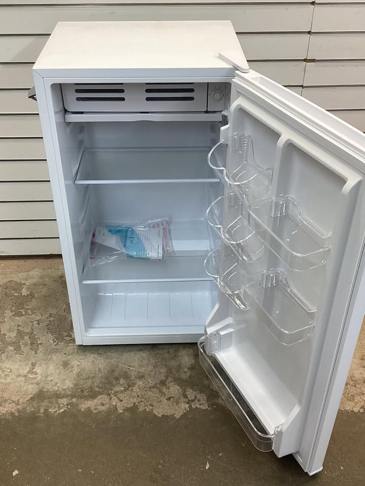 Frigidaire 3.2 cu. ft. Retro Mini Fridge in White