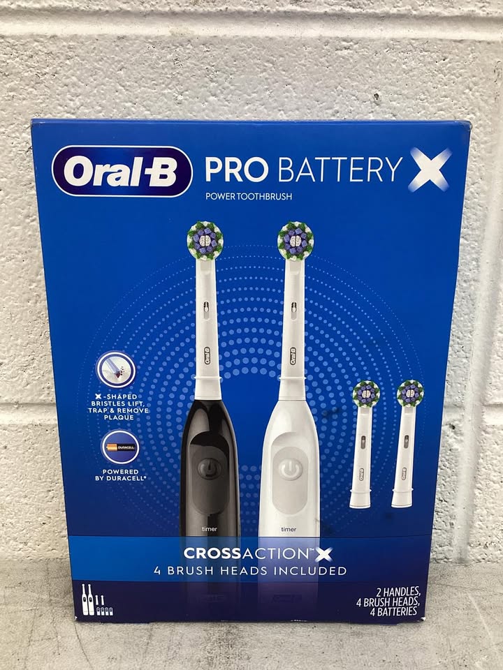 Oral-B Pro Advantage Battery-Powered Toothbrush, 2 Handles + 4 Brush Heads