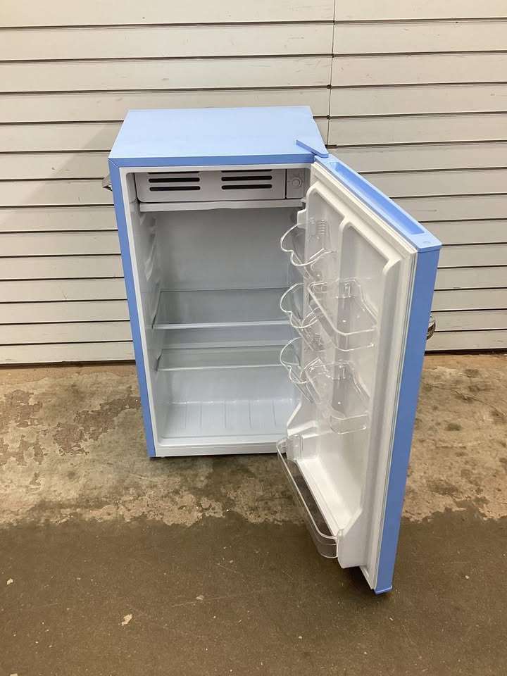 Frigidaire 3.2 cu. ft. Retro Vintage Compact Mini Fridge in Blue