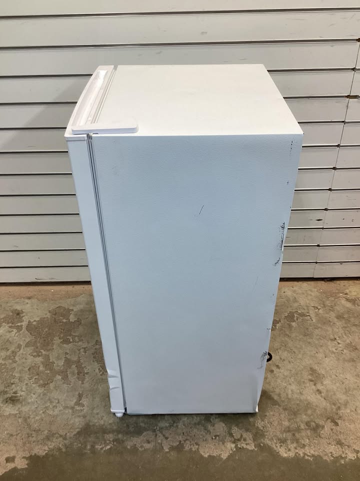 Frigidaire 3.2 cu. ft. Retro Mini Fridge in White