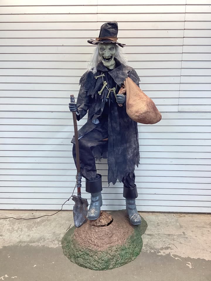 6.5 Ft Animated LED Grave Robber Halloween Decoration