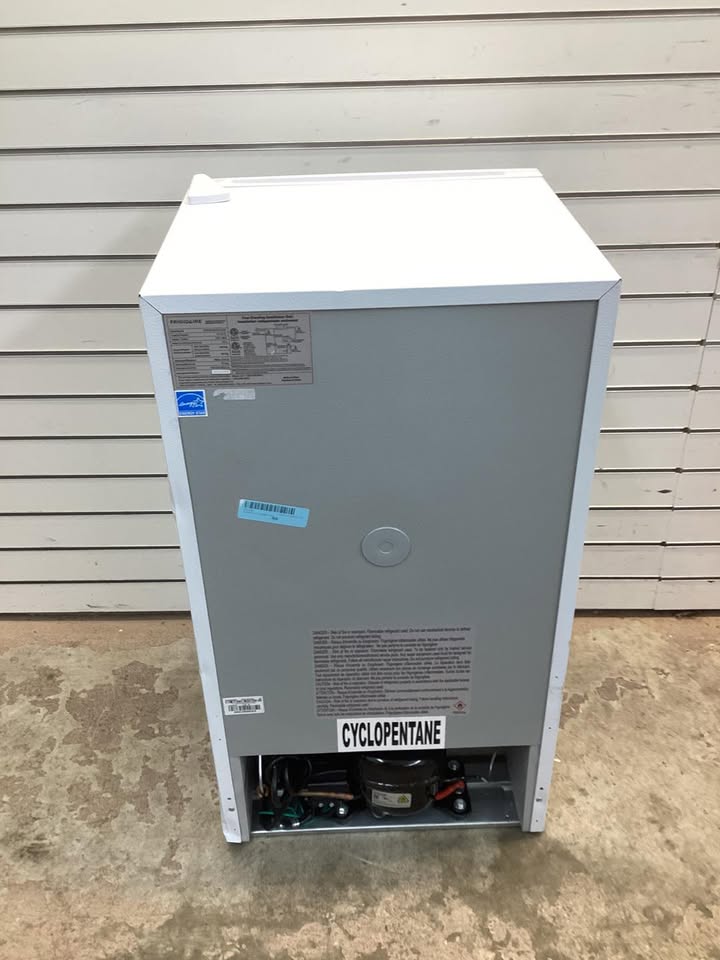 Frigidaire 3.2 cu. ft. Retro Mini Fridge in White