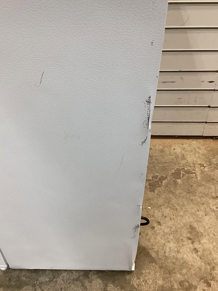 Frigidaire 3.2 cu. ft. Retro Mini Fridge in White