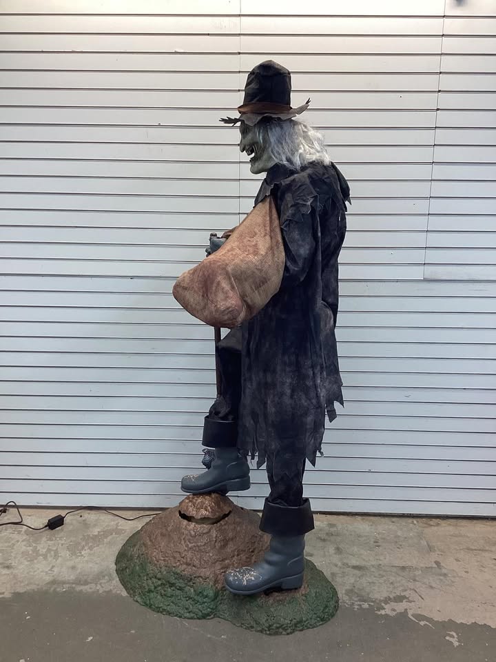 6.5 Ft Animated LED Grave Robber Halloween Decoration