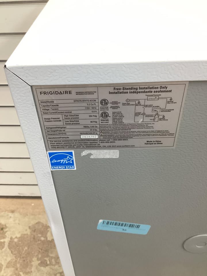 Frigidaire 3.2 cu. ft. Retro Mini Fridge in White