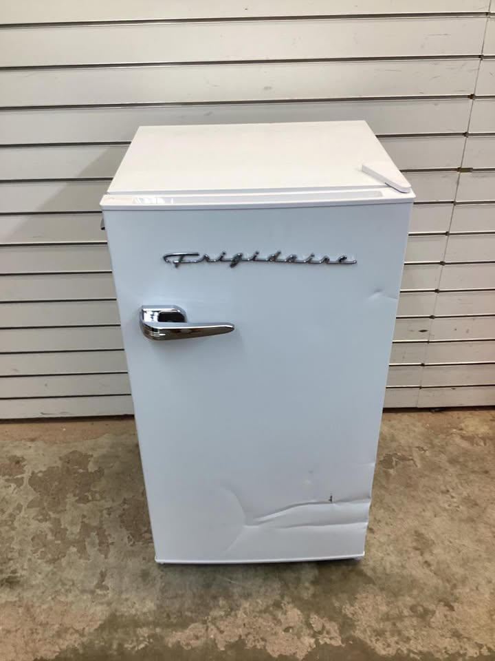 Frigidaire 3.2 cu. ft. Retro Mini Fridge in White