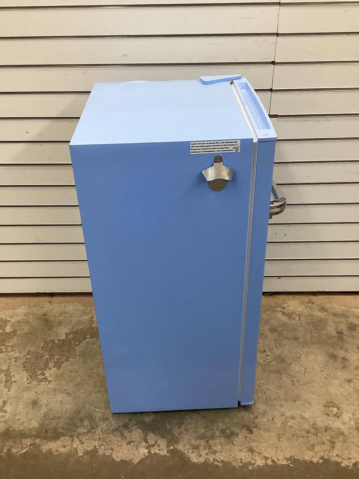 Frigidaire 3.2 cu. ft. Retro Vintage Compact Mini Fridge in Blue