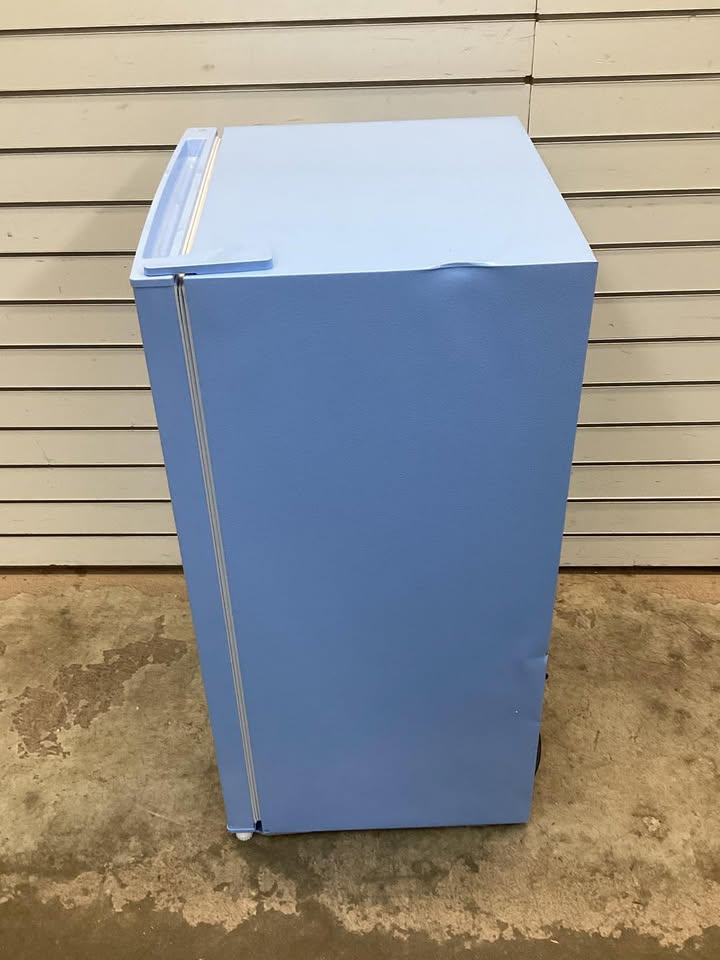 Frigidaire 3.2 cu. ft. Retro Vintage Compact Mini Fridge in Blue