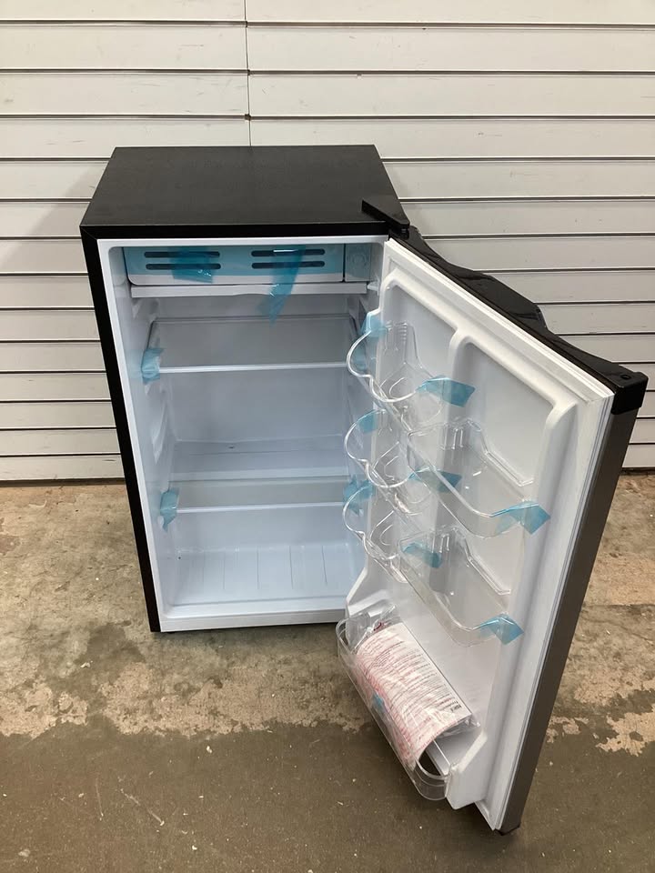Frigidaire 3.2 cu. ft. Retro Vintage Compact Mini Refrigerator with Freezer with Platinum Door Design