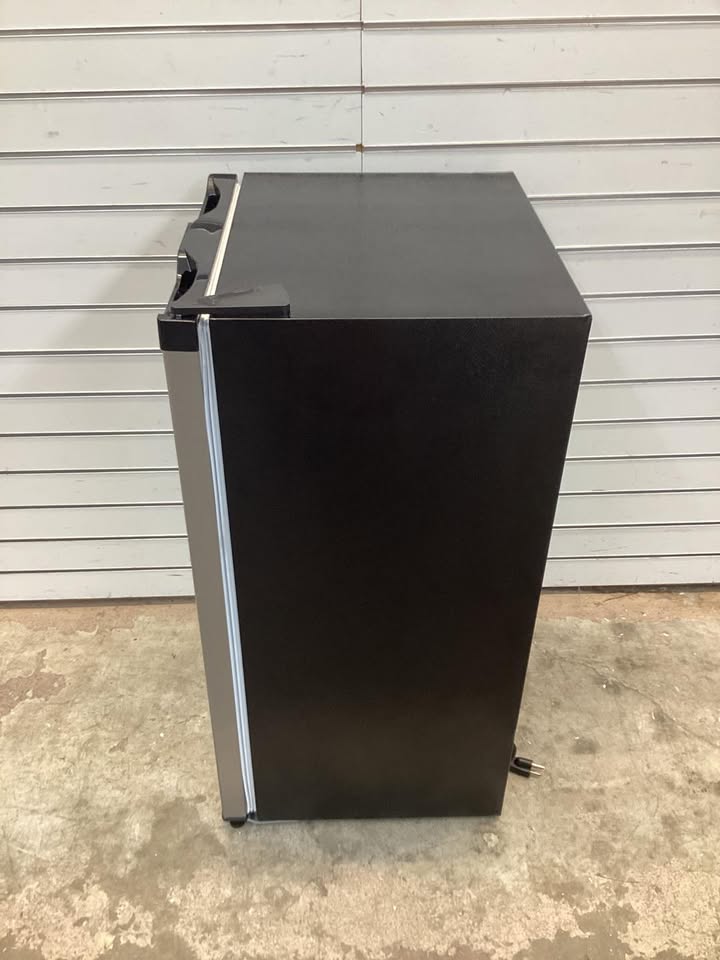 Frigidaire 3.2 cu. ft. Retro Vintage Compact Mini Refrigerator with Freezer with Platinum Door Design
