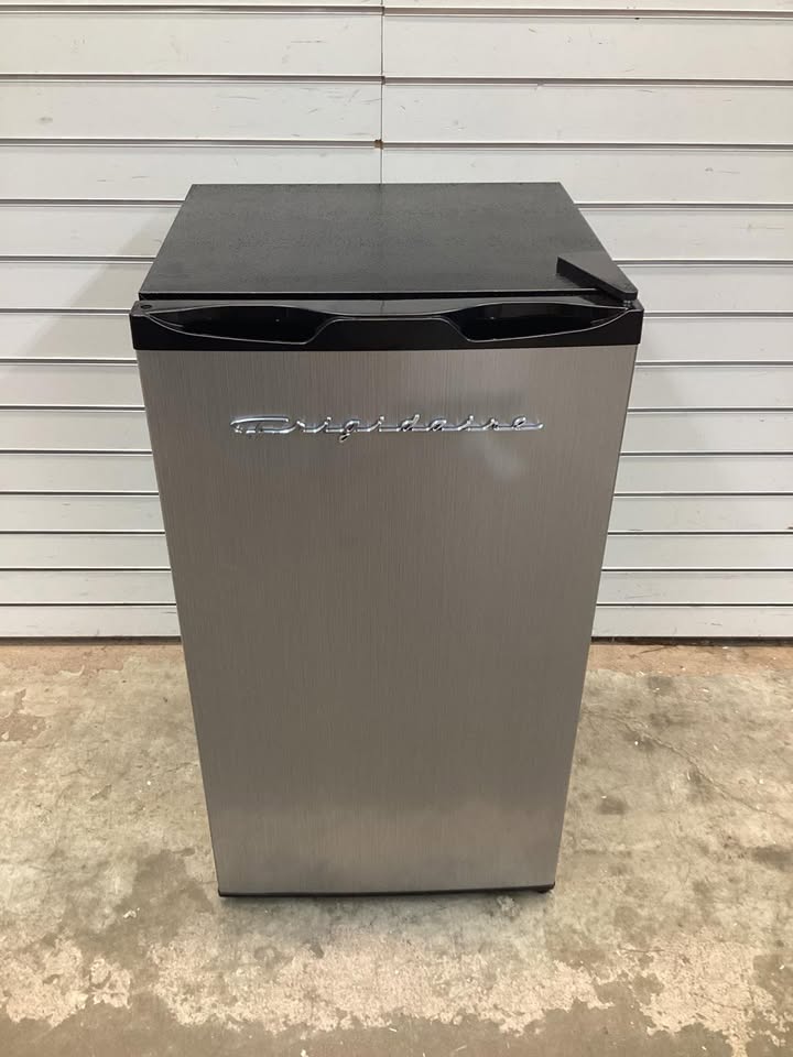Frigidaire 3.2 cu. ft. Retro Vintage Compact Mini Refrigerator with Freezer with Platinum Door Design