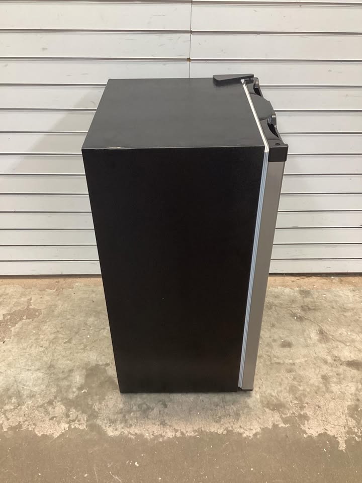 Frigidaire 3.2 cu. ft. Retro Vintage Compact Mini Refrigerator with Freezer with Platinum Door Design