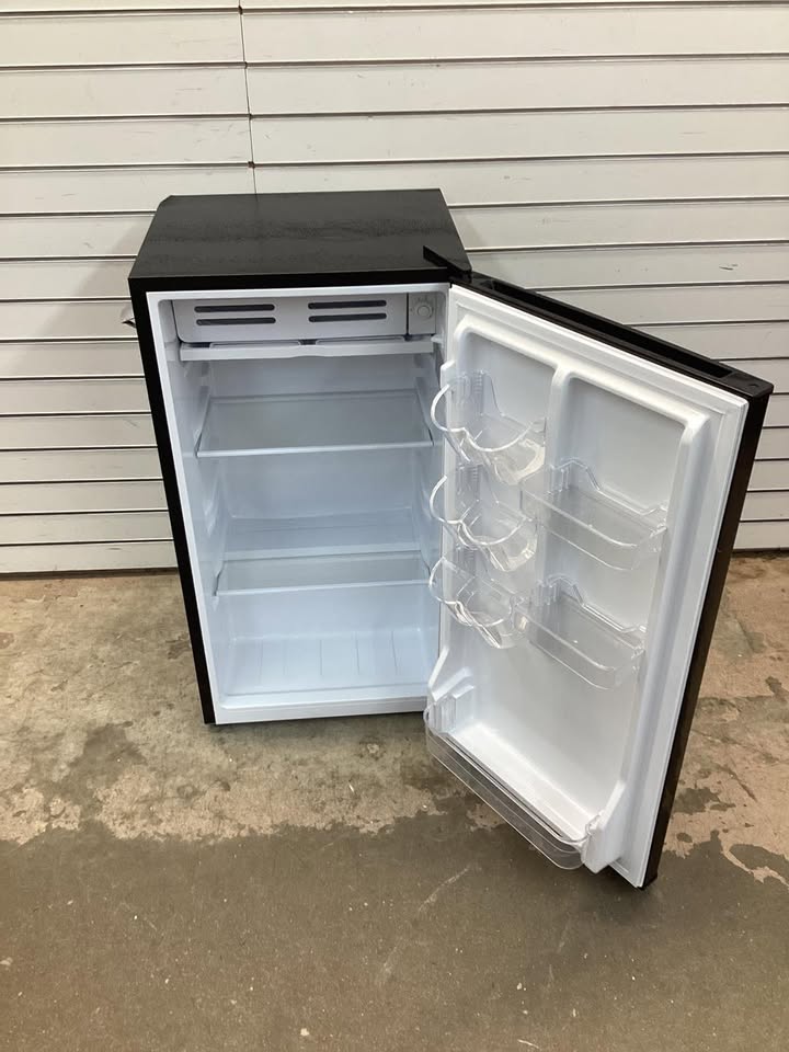 Frigidaire 3.2 cu. ft. Retro Mini Fridge in Black