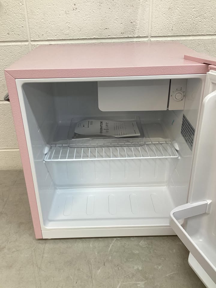 Frigidaire 1.6 cu ft Compact Retro Fridge with Freezer
