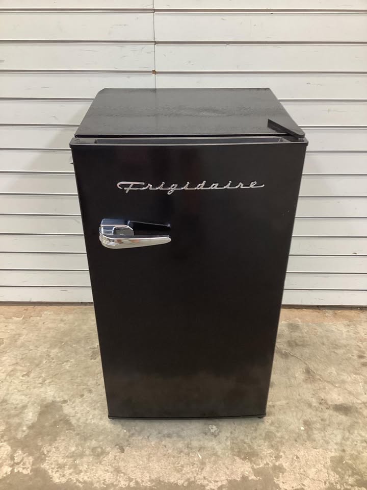 Frigidaire 3.2 cu. ft. Retro Mini Fridge in Black