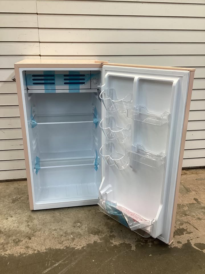 Frigidaire 3.2 cu. ft. Retro Mini Fridge in Coral Pink