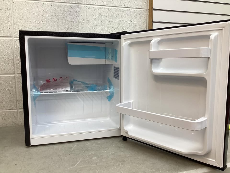 Frigidaire 1.6 cu ft Compact Dorm Fridge Black