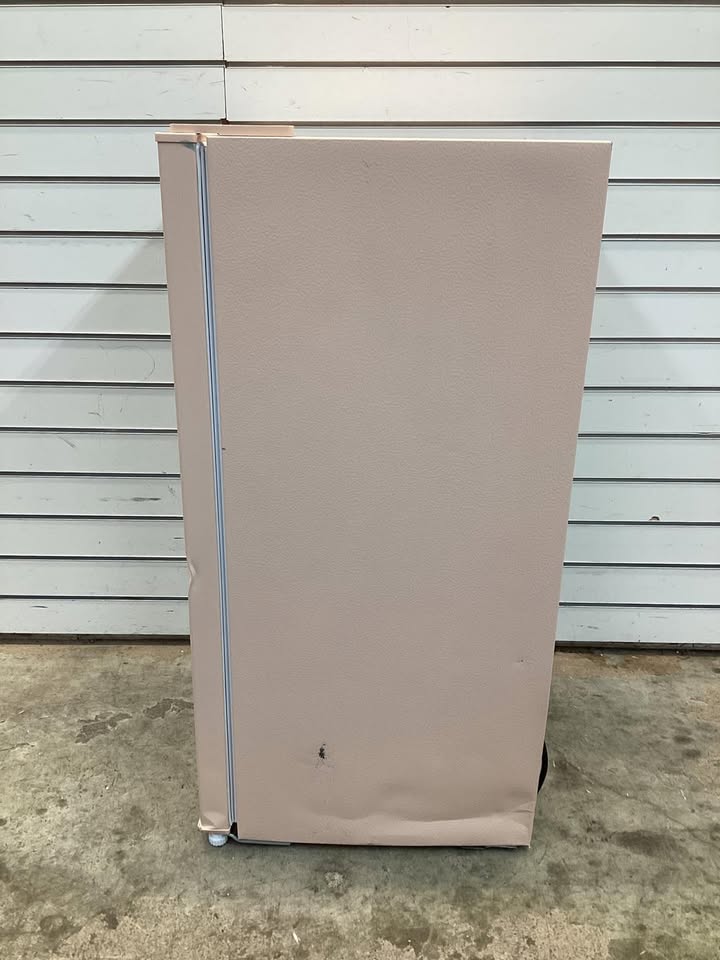 Frigidaire 3.2 cu. ft. Retro Mini Fridge in Coral Pink