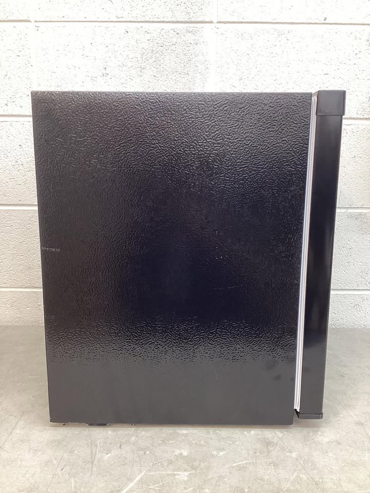 Frigidaire 1.6 cu ft Compact Dorm Fridge Black