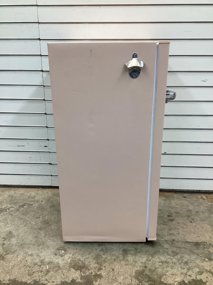 Frigidaire 3.2 cu. ft. Retro Mini Fridge in Coral Pink