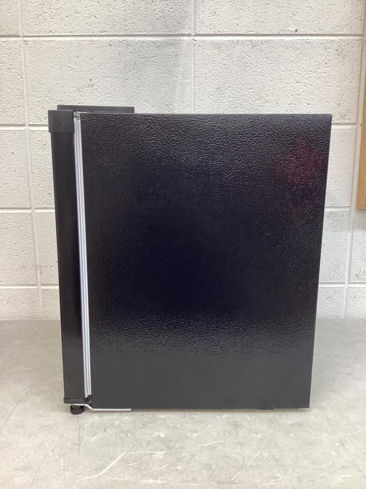 Frigidaire 1.6 cu ft Compact Dorm Fridge Black