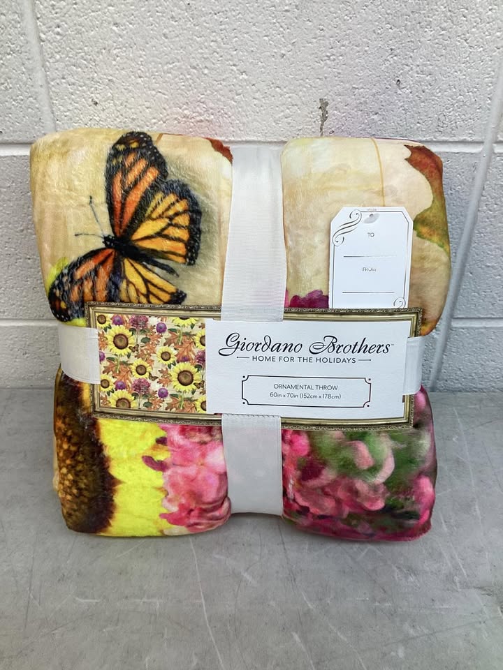 Giordano Brothers Home For The Holidays 60” x 70” Ornamental Throw