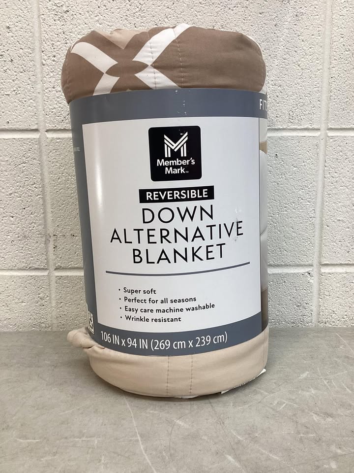 Member's Mark Oversized Down Alternative Reversible Blanket, 94" x 106", fits Queen and King beds