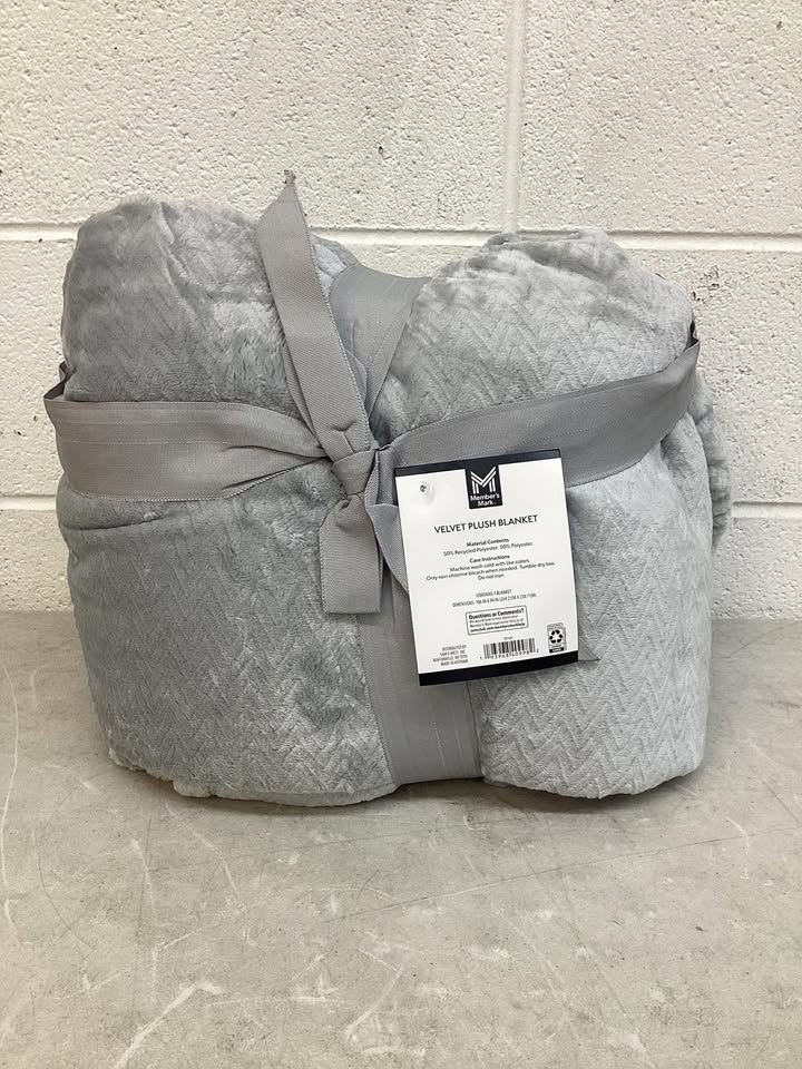 Member's Mark Herringbone Velvet Plush Blanket