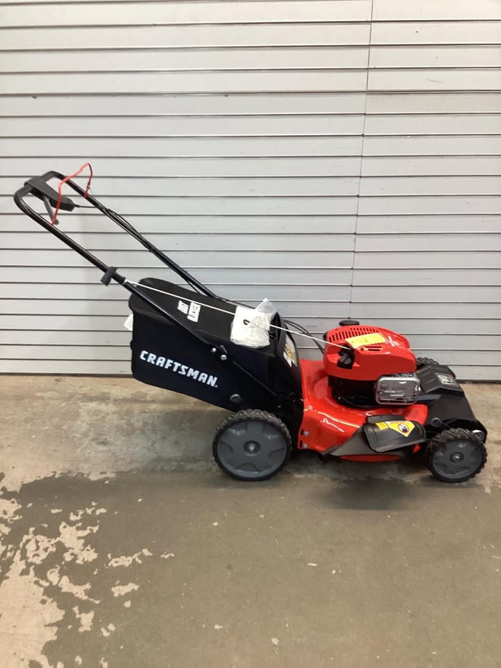 CRAFTSMAN M230 21-in Gas Self-propelled lawn mower with 163-cc Briggs and Stratton Engine
