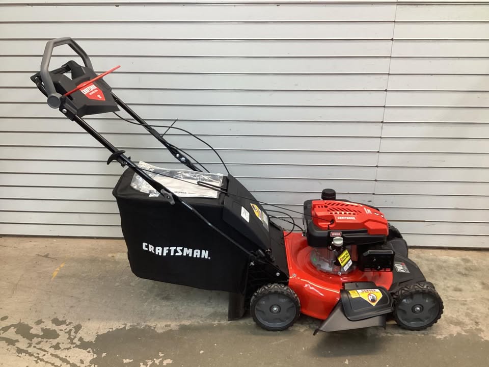 CRAFTSMAN M320 21-in Gas Self-propelled lawn mower with 163-cc Briggs and Stratton Engine