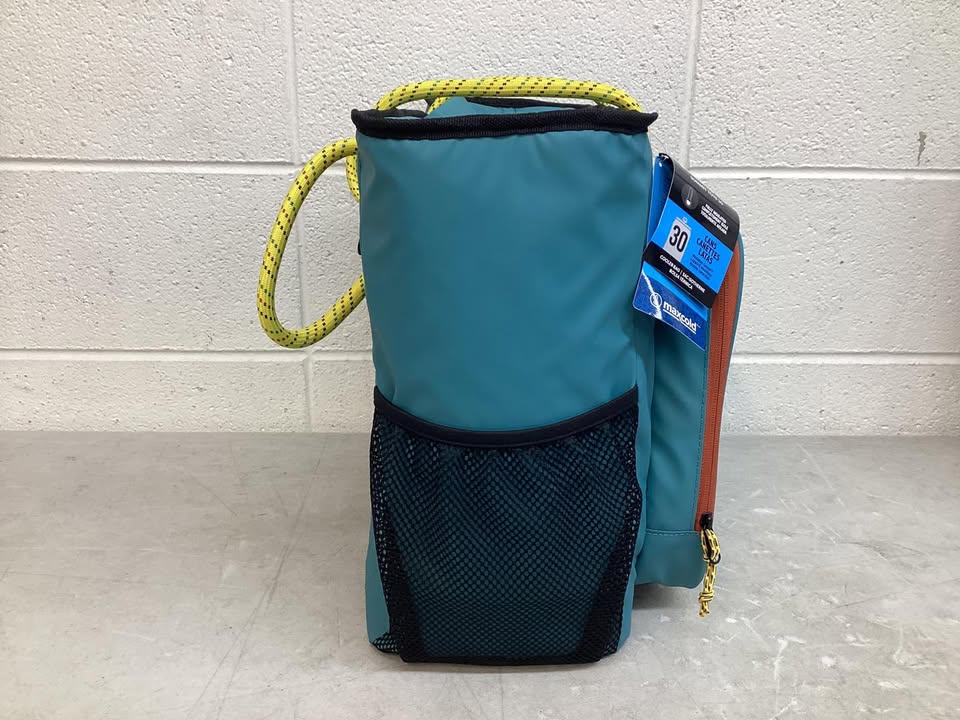 Igloo 30 Can Capacity Summit Tote Soft Side Cooler