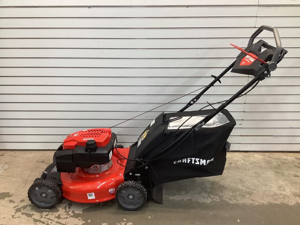 CRAFTSMAN M320 21-in Gas Self-propelled lawn mower with 163-cc Briggs and Stratton Engine